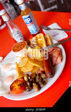 Komplettes englisches Frühstück, bekannt als Olympic Breakfast at Little Kochservice in Großbritannien Stockfoto