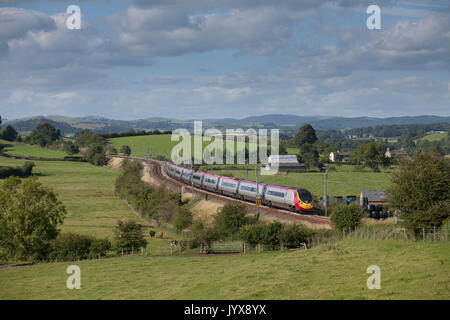 Virgin Trains Pendolino Pässe Rowell (zwischen Carnforth & Oxenholme auf der West Coast Main Line) mit der ein Glasgow nach Euston über Birmingham Zug Stockfoto