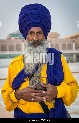 Sikh Wache an der Goldene Tempel Komplex, Amritsar, Punjab, Indien Stockfoto