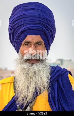 Sikh Wache an der Goldene Tempel Komplex, Amritsar, Punjab, Indien Stockfoto