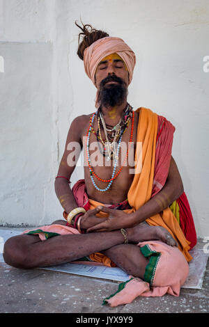 Sadhu in Lotus Position, Porträt, Pushkar, Rajasthan, Indien Stockfoto