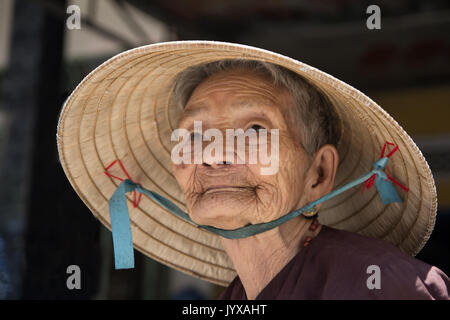 Hoi An, Vietnam, Juli 2017: Porträt der alten Frau tragen Konische hat Stockfoto
