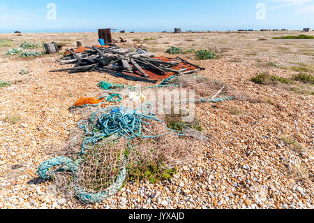 Alte verworfen, Fischernetze und Ausrüstung auf Dungeness Strand Stockfoto