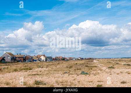 Häuser hinter dem Kieselstrand von Dungeness in Lydd-on-Sea, Kent Stockfoto