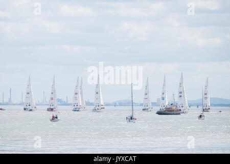 Liverpool, Großbritannien. 20 Aug, 2017. Der Haarschneider Segelregatta rund um die Welt begann an der Mersey Liverpool am Sonntag, 20. August 2017. Das Rennen mit 12 Mannschaften, Segeln acht Beine und eine rekordverdächtige 40.000 Seemeilen. Das Rennen wird zu einem Ende kommen wieder in Liverpool 2018. Quelle: Christopher Middleton/Alamy leben Nachrichten Stockfoto