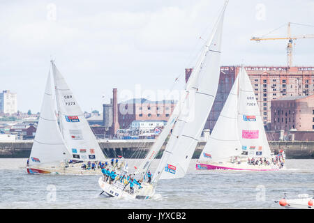 Liverpool, Großbritannien. 20 Aug, 2017. Der Haarschneider Segelregatta rund um die Welt begann an der Mersey Liverpool am Sonntag, 20. August 2017. Das Rennen mit 12 Mannschaften, Segeln acht Beine und eine rekordverdächtige 40.000 Seemeilen. Das Rennen wird zu einem Ende kommen wieder in Liverpool 2018. Quelle: Christopher Middleton/Alamy leben Nachrichten Stockfoto