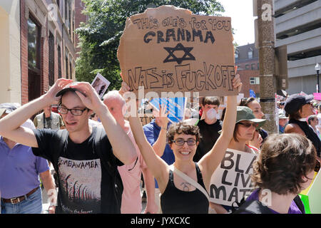 Boston, Massachusetts, USA. 19 Aug, 2017. Bostonians Marsch in Richtung auf die Gemeinsame gegen Rassenhass und Präsident Trump und eine Gruppe von Demonstranten, die Freie Rede'', wer sie Nazis betrachten. Credit: Kenneth Martin/ZUMA Draht/Alamy leben Nachrichten Stockfoto