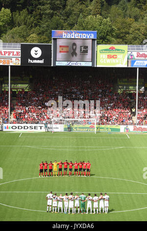 Freiburg, Deutschland. 20 Aug, 2017. Die beiden Mannschaften stehen für eine Schweigeminute in Erinnerung an die in den jüngsten Terroranschlag in Barcelona vor der deutschen Bundesliga Fußballspiel zwischen der SC Freiburg und Eintracht Frankfurt im Schwarzwald Stadion in Freiburg, Deutschland, 20. August 2017 getötet. (EMBARGO BEDINGUNGEN - ACHTUNG: Aufgrund der Akkreditierung Richtlinien, die DFL gestattet nur die Veröffentlichung und Verwertung von bis zu 15 Bildern pro Spiel im Internet und in online Medien während des Spiels.) Foto: Patrick Seeger/dpa/Alamy leben Nachrichten Stockfoto