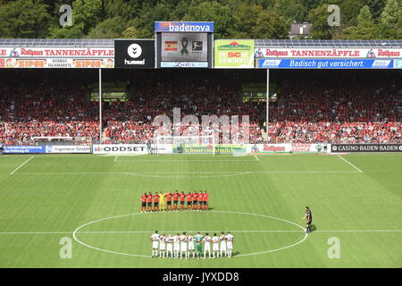 Freiburg, Deutschland. 20 Aug, 2017. Die beiden Mannschaften stehen für eine Schweigeminute in Erinnerung an die in den jüngsten Terroranschlag in Barcelona vor der deutschen Bundesliga Fußballspiel zwischen der SC Freiburg und Eintracht Frankfurt im Schwarzwald Stadion in Freiburg, Deutschland, 20. August 2017 getötet. (EMBARGO BEDINGUNGEN - ACHTUNG: Aufgrund der Akkreditierung Richtlinien, die DFL gestattet nur die Veröffentlichung und Verwertung von bis zu 15 Bildern pro Spiel im Internet und in online Medien während des Spiels.) Foto: Patrick Seeger/dpa/Alamy leben Nachrichten Stockfoto