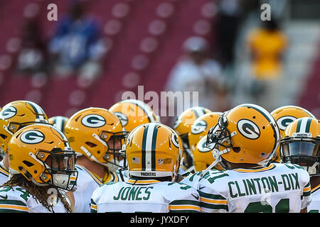 Landover, MD, USA. 19 Aug, 2017. Mitglieder der Verpacker versammeln sich in der Mitte des Feldes vor der Vorsaison matchup zwischen den Green Bay Packers und den Washington Redskins an FedEx Field in Landover, Md. Credit: Csm/Alamy leben Nachrichten Stockfoto