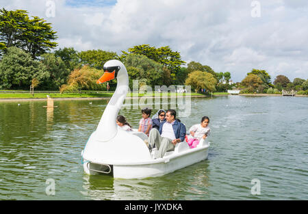 Mewsbrook Park, Littlehampton, West Sussex, England, UK. Sonntag 20. August 2017. UK Wetter. Eine Familie und genießen Sie Reiten auf einem pedelo auf dem See zum Bootfahren auf Mewsbrook Park in Petworth an diesem Nachmittag. Das Wetter ist bewölkt aber recht warm und trocken, in der Nähe der Südküste von England. Credit: Geoff Smith/Alamy leben Nachrichten Stockfoto