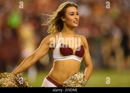 Landover, MD, USA. 19 Aug, 2017. Ein redskin Cheerleader führt während der Vorsaison matchup zwischen den Green Bay Packers und den Washington Redskins an FedEx Field in Landover, Md. Credit: Csm/Alamy leben Nachrichten Stockfoto