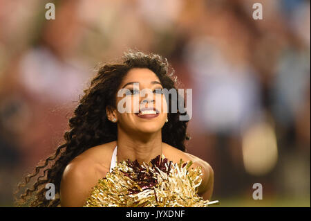 Landover, MD, USA. 19 Aug, 2017. Ein redskin Cheerleader führt während der Vorsaison matchup zwischen den Green Bay Packers und den Washington Redskins an FedEx Field in Landover, Md. Credit: Csm/Alamy leben Nachrichten Stockfoto