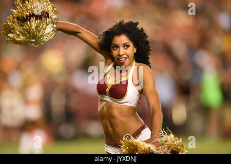 Landover, MD, USA. 19 Aug, 2017. Ein redskin Cheerleader führt während der Vorsaison matchup zwischen den Green Bay Packers und den Washington Redskins an FedEx Field in Landover, Md. Credit: Csm/Alamy leben Nachrichten Stockfoto