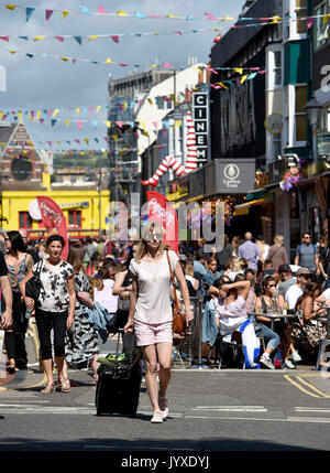 Brighton, UK. 20 Aug, 2017. Die Straßencafés sind in der North Laine in Brighton an einem schönen sonnigen Tag mit Temperaturen erwartet, um 23 Grad in einigen Teilen der Südosten erreichen heute: Simon Dack/Alamy Live-Nachrichten verpackt Stockfoto