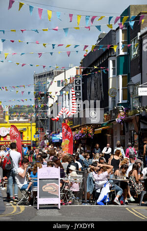 Brighton, UK. 20 Aug, 2017. Die Straßencafés sind in der North Laine in Brighton an einem schönen sonnigen Tag mit Temperaturen erwartet, um 23 Grad in einigen Teilen der Südosten erreichen heute: Simon Dack/Alamy Live-Nachrichten verpackt Stockfoto