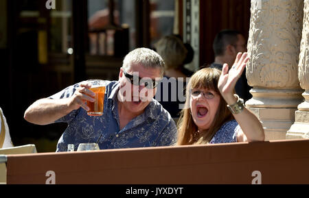 Brighton, UK. 20 Aug, 2017. Die Straßencafés sind in der North Laine in Brighton an einem schönen sonnigen Tag mit Temperaturen erwartet, um 23 Grad in einigen Teilen der Südosten erreichen heute Stockfoto