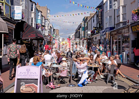 Brighton, UK. 20 Aug, 2017. Die Straßencafés sind in der North Laine in Brighton an einem schönen sonnigen Tag mit Temperaturen erwartet, um 23 Grad in einigen Teilen der Südosten erreichen heute: Simon Dack/Alamy Live-Nachrichten verpackt Stockfoto