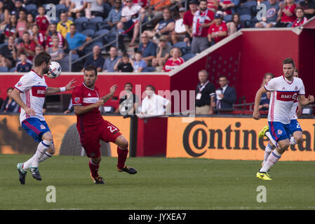 Bridgeview, Illinois, USA. 19 Aug, 2017. Nemanja NikoliÄ ‡ (23) des Chicago Feuer kämpft für den Besitz der Kugel. Das Chicago Feuer verloren gegen Toronto FC 3-1 am Toyota Park in Bridgeview Illinois Credit: Rick Majewski/ZUMA Draht/Alamy leben Nachrichten Stockfoto