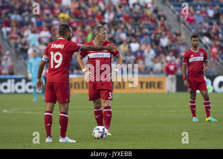 Bridgeview, Illinois, USA. 19 Aug, 2017. Juninho (19) und Bastian Schweinsteiger (31) warten auf das Spiel gegen Toronto FC, um fortzufahren. Das Chicago Feuer verloren gegen Toronto FC 3-1 am Toyota Park in Bridgeview Illinois. Credit: Rick Majewski/ZUMA Draht/Alamy leben Nachrichten Stockfoto