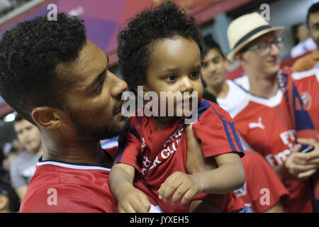 Bridgeview, Illinois, USA. 19 Aug, 2017. Johan Kappelhof (4) der Chicago Feuer am Ende der Fussballspiel gegen die Toronto FC. Das Chicago Feuer verloren gegen Toronto FC 3-1 am Toyota Park in Bridgeview Illinois. Credit: Rick Majewski/ZUMA Draht/Alamy leben Nachrichten Stockfoto