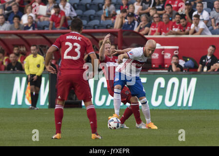 Bridgeview, Illinois, USA. 19 Aug, 2017. Michael Bradley (4) des Toronto FC kämpft für den Besitz der Kugel. Das Chicago Feuer verloren gegen Toronto FC 3-1 am Toyota Park in Bridgeview Illinois. Credit: Rick Majewski/ZUMA Draht/Alamy leben Nachrichten Stockfoto