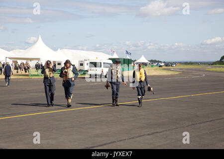 Biggin Hill, Großbritannien. 20 Aug, 2017. Tag zwei Der Flughafen London Biggin Hill Festival der Flug beginnt. Die Airshow ist in diesem Jahr über zwei Tage verteilt mit riesige Menschenmengen an beiden Tagen erwartet. Der Höhepunkt des Tages war eine Anzeige von der weltbekannten roten Pfeile. Es gibt statische Flugzeuge sowie für Antenne wird zusammen mit einer Kirmes, Stände, kriegszeiten reenactment Menschen und Vieles mehr die Familie Kredit zu unterhalten: Keith Larby/Alamy leben Nachrichten Stockfoto