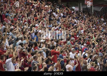 Bridgeview, Illinois, USA. 19 Aug, 2017. Chicago Fire Fans reagieren auf ihre Mannschaft, die ein Ziel gegen die Toronto FC. Das Chicago Feuer verloren gegen Toronto FC 3-1 am Toyota Park in Bridgeview Illinois. Credit: Rick Majewski/ZUMA Draht/Alamy leben Nachrichten Stockfoto