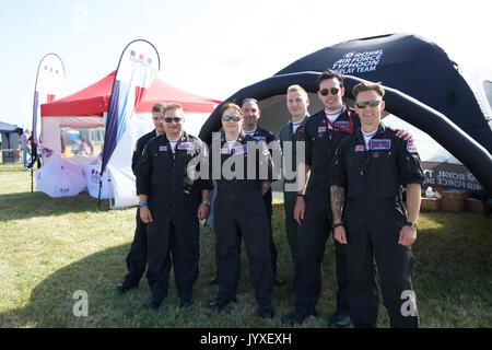 Biggin Hill, Großbritannien. 20 Aug, 2017. Tag zwei Der Flughafen London Biggin Hill Festival der Flug beginnt. Die Airshow ist in diesem Jahr über zwei Tage verteilt mit riesige Menschenmengen an beiden Tagen erwartet. Der Höhepunkt des Tages war eine Anzeige von der weltbekannten roten Pfeile. Es gibt statische Flugzeuge sowie für Antenne wird zusammen mit einer Kirmes, Stände, kriegszeiten reenactment Menschen und Vieles mehr die Familie Kredit zu unterhalten: Keith Larby/Alamy leben Nachrichten Stockfoto