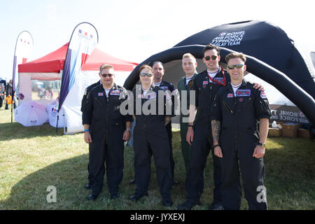 Biggin Hill, Großbritannien. 20 Aug, 2017. Tag zwei Der Flughafen London Biggin Hill Festival der Flug beginnt. Die Airshow ist in diesem Jahr über zwei Tage verteilt mit riesige Menschenmengen an beiden Tagen erwartet. Der Höhepunkt des Tages war eine Anzeige von der weltbekannten roten Pfeile. Es gibt statische Flugzeuge sowie für Antenne wird zusammen mit einer Kirmes, Stände, kriegszeiten reenactment Menschen und Vieles mehr die Familie Kredit zu unterhalten: Keith Larby/Alamy leben Nachrichten Stockfoto