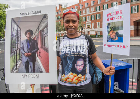 Clapham, London, UK. 20 Aug, 2017. Ein Marsch für Frieden durch den Cousin (Bild) von Luther Edwards (Bild rechts), war in Bethnal Green im Juli ermordet organisiert. Der März geht hin zu Brixton Clapham zu erinnern, alle jene Jugendliche getötet oder vor kurzem angegriffen. Sie fordern ein Ende der Gewalt, darunter die Säure greift. Credit: Guy Bell/Alamy leben Nachrichten Stockfoto