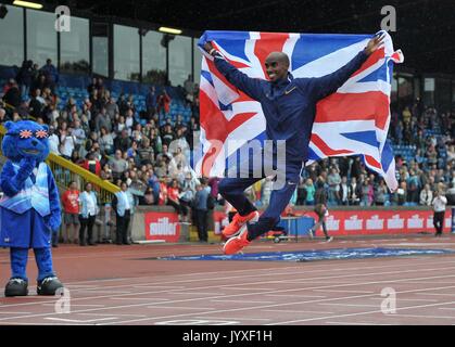 Birmingham, Großbritannien. 20 Aug, 2017. Mo Farah springt auf der Zielgeraden mit der Union Flag nach Abschluss seines letzten Track Race in Großbritannien. Muller Grand Prix Athletik. Birmingham Grand Prix. Alexander Stadium. Perry Barr. Birmingham. UK. 20.08.2017. Credit: Sport in Bildern/Alamy leben Nachrichten Stockfoto