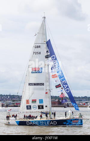 Liverpool, Großbritannien. 20 Aug, 2017. Wagen zu führen bereiten Sie sich auf die Rennen auf den Fluss Mersey. Die Clipper Race (jetzt in seinem elften Jahr) sieht zwölf Global Teams in einem 40000 Seemeilen rund um die Welt auf einem 70 Fuß-ocean racing Yachten konkurrieren. Die teams links den Host Hafen von Liverpool am 20. August 2017 ihren ersten Bein - a5200 Meile Meile Fahrt dauert ca. 33 Tage nach Südamerika zu beginnen, wobei auf den Kanarischen Inseln & Flaute auf dem Weg. Credit: Jason Wells/Alamy leben Nachrichten Stockfoto