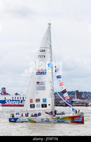 Liverpool, Großbritannien. 20 Aug, 2017. Nahaufnahme des Team Sanya auf den Fluss Mersey. Die Clipper Race (jetzt in seinem elften Jahr) sieht zwölf Global Teams in einem 40000 Seemeilen rund um die Welt auf einem 70 Fuß-ocean racing Yachten konkurrieren. Die teams links den Host Hafen von Liverpool am 20. August 2017 ihren ersten Bein - a5200 Meile Meile Fahrt dauert ca. 33 Tage nach Südamerika zu beginnen, wobei auf den Kanarischen Inseln & Flaute auf dem Weg. Credit: Jason Wells/Alamy leben Nachrichten Stockfoto