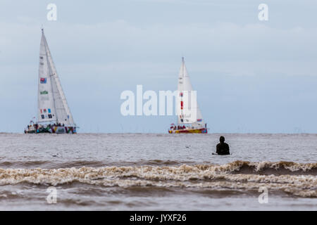 Liverpool, Großbritannien. 20 Aug, 2017. Ein einsamer Iron Man Uhren die Flotte von 434 Yachten, die die Mündung des Flusses Mersey. Die Clipper Race (jetzt in seinem elften Jahr) sieht zwölf Global Teams in einem 40000 Seemeilen rund um die Welt auf einem 70 Fuß-ocean racing Yachten konkurrieren. Die teams links den Host Hafen von Liverpool am 20. August 2017 ihren ersten Bein - a5200 Meile Meile Fahrt dauert ca. 33 Tage nach Südamerika zu beginnen, wobei auf den Kanarischen Inseln & Flaute auf dem Weg. Credit: Jason Wells/Alamy leben Nachrichten Stockfoto