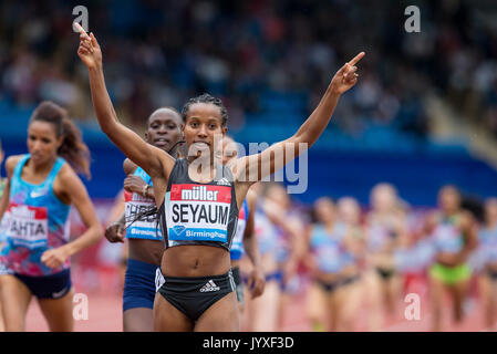 Crewe, Großbritannien. 20 Aug, 2017. Dawit SEYAUM von Äthiopien feiert ihr in die 1500 Meter mit einer Zeit gewinnen, wenn 4.01.36 während der Muller Grand Prix Birmingham Athletik an Alexandra Stadium, Birmingham, England am 20. August 2017. Foto von Andy Rowland. Credit: Andrew Rowland/Alamy leben Nachrichten Stockfoto