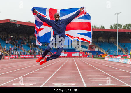 Crewe, Großbritannien. 20 Aug, 2017. Mo Farah Sprünge in der Luft nach seinem 3000m Rennen abschließen, seine letzte Track Rasse jemals in Großbritannien während der Muller Grand Prix Birmingham Athletik an Alexandra Stadium, Birmingham, England am 20. August 2017. Foto von Andy Rowland. Credit: Andrew Rowland/Alamy leben Nachrichten Stockfoto