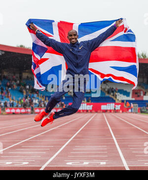 Crewe, Großbritannien. 20 Aug, 2017. Mo Farah Sprünge in der Luft nach seinem 3000m Rennen abschließen, seine letzte Track Rasse jemals in Großbritannien während der Muller Grand Prix Birmingham Athletik an Alexandra Stadium, Birmingham, England am 20. August 2017. Foto von Andy Rowland. Credit: Andrew Rowland/Alamy leben Nachrichten Stockfoto