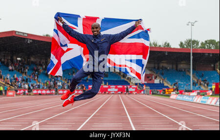 Crewe, Großbritannien. 20 Aug, 2017. Mo Farah Sprünge in der Luft nach seinem 3000m Rennen abschließen, seine letzte Track Rasse jemals in Großbritannien während der Muller Grand Prix Birmingham Athletik an Alexandra Stadium, Birmingham, England am 20. August 2017. Foto von Andy Rowland. Credit: Andrew Rowland/Alamy leben Nachrichten Stockfoto