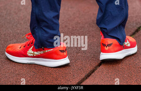 Crewe, Großbritannien. 20 Aug, 2017. Mo Farah ausgeführt sein letztes Rennen auf einem Britischen Titel überhaupt tragen personalisierte Nike Laufschuhe Anzeige der Union Jack&M mit Flügeln während der Muller Grand Prix Birmingham Athletik an Alexandra Stadium, Birmingham, England am 20. August 2017. Foto von Andy Rowland. Credit: Andrew Rowland/Alamy leben Nachrichten Stockfoto