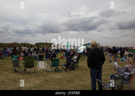 Biggin Hill, Großbritannien. 20 Aug, 2017. Tag zwei Der Flughafen London Biggin Hill Festival der Flug beginnt. Die Airshow ist in diesem Jahr über zwei Tage verteilt mit riesige Menschenmengen an beiden Tagen erwartet. Der Höhepunkt des Tages war eine Anzeige von der weltbekannten roten Pfeile. Es gibt statische Flugzeuge sowie für Antenne wird zusammen mit einer Kirmes, Stände, kriegszeiten reenactment Menschen und Vieles mehr die Familie Kredit zu unterhalten: Keith Larby/Alamy leben Nachrichten Stockfoto