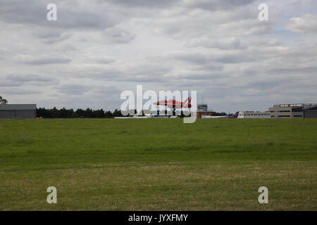 Biggin Hill, Großbritannien. 20 Aug, 2017. Tag zwei Der Flughafen London Biggin Hill Festival der Flug beginnt. Die Airshow ist in diesem Jahr über zwei Tage verteilt mit riesige Menschenmengen an beiden Tagen erwartet. Der Höhepunkt des Tages war eine Anzeige von der weltbekannten roten Pfeile. Es gibt statische Flugzeuge sowie für Antenne wird zusammen mit einer Kirmes, Stände, kriegszeiten reenactment Menschen und Vieles mehr die Familie Kredit zu unterhalten: Keith Larby/Alamy leben Nachrichten Stockfoto