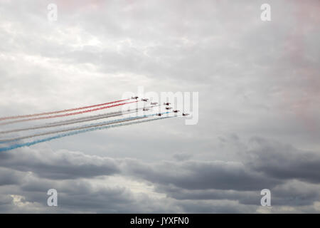 Biggin Hill, Großbritannien. 20 Aug, 2017. Tag zwei Der Flughafen London Biggin Hill Festival der Flug beginnt. Die Airshow ist in diesem Jahr über zwei Tage verteilt mit riesige Menschenmengen an beiden Tagen erwartet. Der Höhepunkt des Tages war eine Anzeige von der weltbekannten roten Pfeile. Es gibt statische Flugzeuge sowie für Antenne wird zusammen mit einer Kirmes, Stände, kriegszeiten reenactment Menschen und Vieles mehr die Familie Kredit zu unterhalten: Keith Larby/Alamy leben Nachrichten Stockfoto