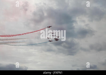 Biggin Hill, Großbritannien. 20 Aug, 2017. Tag zwei Der Flughafen London Biggin Hill Festival der Flug beginnt. Die Airshow ist in diesem Jahr über zwei Tage verteilt mit riesige Menschenmengen an beiden Tagen erwartet. Der Höhepunkt des Tages war eine Anzeige von der weltbekannten roten Pfeile. Es gibt statische Flugzeuge sowie für Antenne wird zusammen mit einer Kirmes, Stände, kriegszeiten reenactment Menschen und Vieles mehr die Familie Kredit zu unterhalten: Keith Larby/Alamy leben Nachrichten Stockfoto