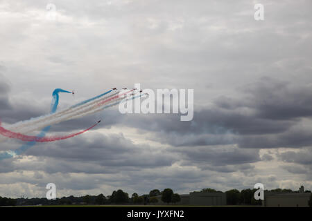 Biggin Hill, Großbritannien. 20 Aug, 2017. Tag zwei Der Flughafen London Biggin Hill Festival der Flug beginnt. Die Airshow ist in diesem Jahr über zwei Tage verteilt mit riesige Menschenmengen an beiden Tagen erwartet. Der Höhepunkt des Tages war eine Anzeige von der weltbekannten roten Pfeile. Es gibt statische Flugzeuge sowie für Antenne wird zusammen mit einer Kirmes, Stände, kriegszeiten reenactment Menschen und Vieles mehr die Familie Kredit zu unterhalten: Keith Larby/Alamy leben Nachrichten Stockfoto