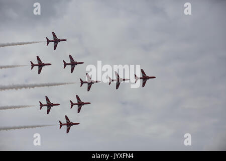 Biggin Hill, Großbritannien. 20 Aug, 2017. Tag zwei Der Flughafen London Biggin Hill Festival der Flug beginnt. Die Airshow ist in diesem Jahr über zwei Tage verteilt mit riesige Menschenmengen an beiden Tagen erwartet. Der Höhepunkt des Tages war eine Anzeige von der weltbekannten roten Pfeile. Es gibt statische Flugzeuge sowie für Antenne wird zusammen mit einer Kirmes, Stände, kriegszeiten reenactment Menschen und Vieles mehr die Familie Kredit zu unterhalten: Keith Larby/Alamy leben Nachrichten Stockfoto