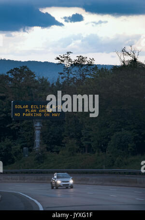 Cumberland, Maryland, USA. 20 Aug, 2017. Elektronische Zeichen auf der Interstate 68 in der Nähe von Cumberland, Maryland, warnt die Autofahrer für ungewöhnliche Verkehrssituation am Montag vorbereitet zu sein, 21. August 2017, dem Tag der Sonnenfinsternis. Credit: Pixel Power/Alamy leben Nachrichten Stockfoto