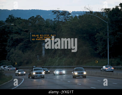 Cumberland, Maryland, USA. 20 Aug, 2017. Elektronische Zeichen auf der Interstate 68 in der Nähe von Cumberland, Maryland, warnt die Autofahrer für ungewöhnliche Verkehrssituation am Montag vorbereitet zu sein, 21. August 2017, dem Tag der Sonnenfinsternis. Credit: Pixel Power/Alamy leben Nachrichten Stockfoto