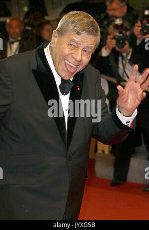 Cannes, Frankreich. 15. Mai 2009. US-Komiker Jerry Lewis kommt für die Galavorstellung des Films? Bright Star? Im Wettbewerb auf der 62. Filmfestival in Cannes Cannes, Frankreich, 15. Mai 2009. Foto: Hubert Boesl | Verwendung weltweit/dpa/Alamy leben Nachrichten Stockfoto