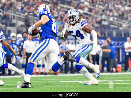 August 19, 2017: Dallas Cowboys außerhalb linebacker Jaylon Smith #54 in Aktion bereitet Indianapolis Colts festes Ende Jack Doyle #84 während einer NFL Football Spiel zwischen den Indianapolis Colts und den Dallas Cowboys bei AT&T Stadium in Arlington, TX Dallas besiegt Indianapolis 24-19 Albert Pena/CSM anzupacken Stockfoto